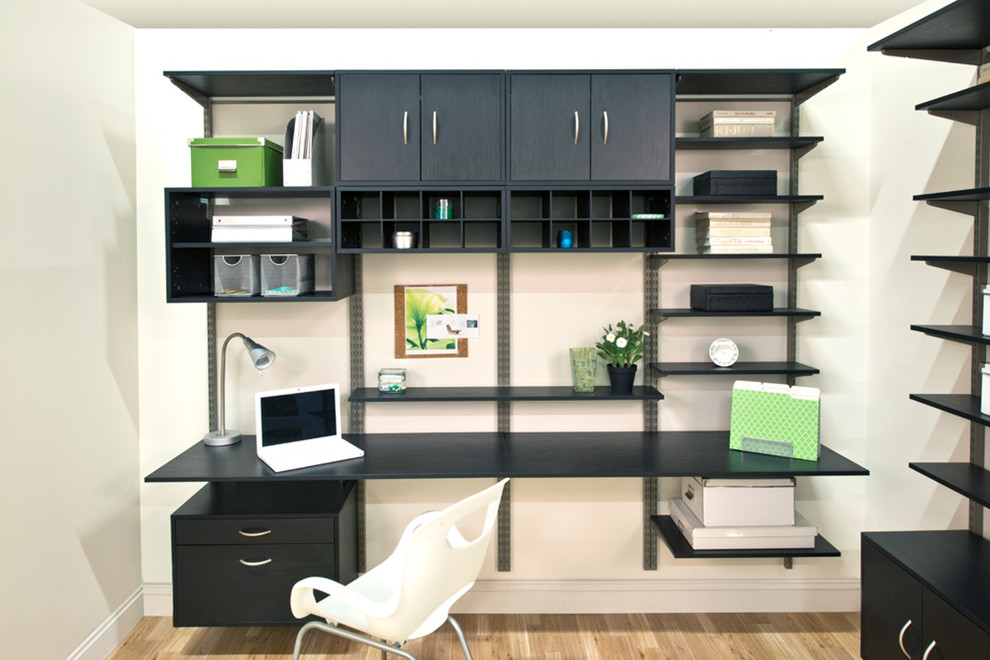 Foto di un ufficio minimal di medie dimensioni con parquet chiaro, nessun camino, scrivania incassata, pavimento marrone e pareti beige