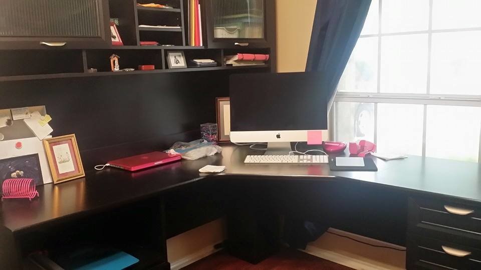 Modelo de despacho clásico de tamaño medio con paredes beige y escritorio independiente