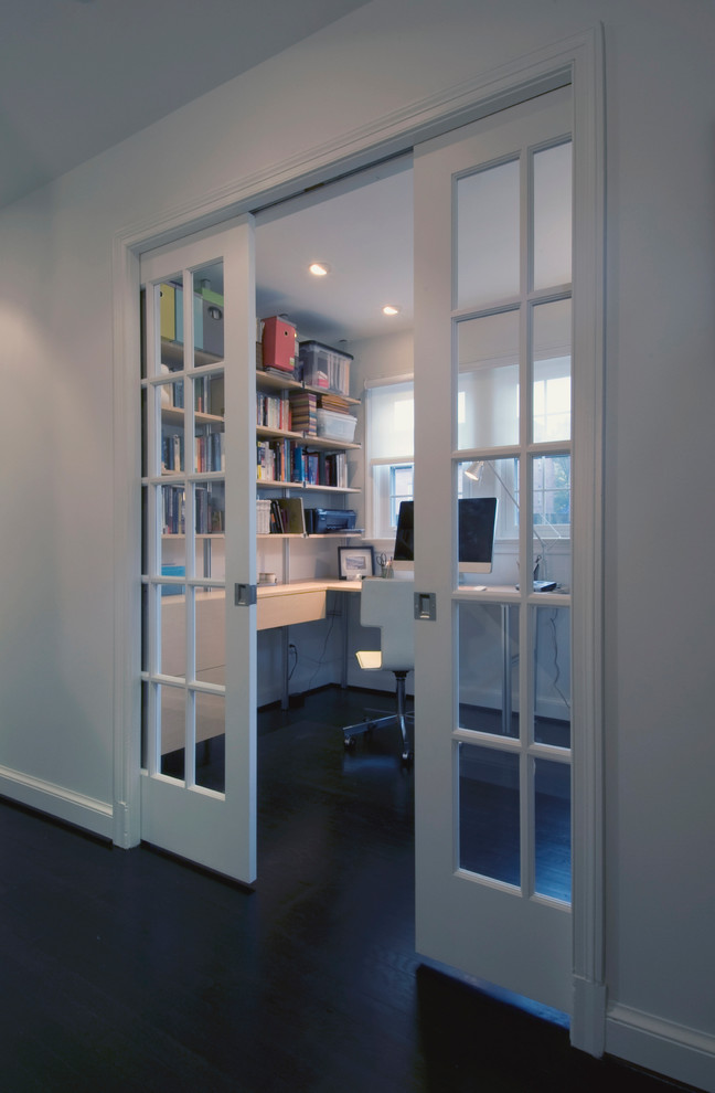 Идея дизайна: рабочее место в стиле модернизм с белыми стенами и встроенным рабочим столом