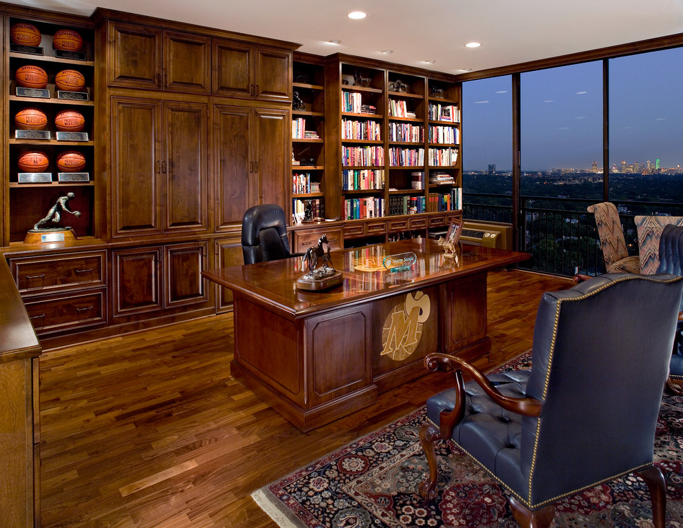 На фото: кабинет в классическом стиле с темным паркетным полом и отдельно стоящим рабочим столом