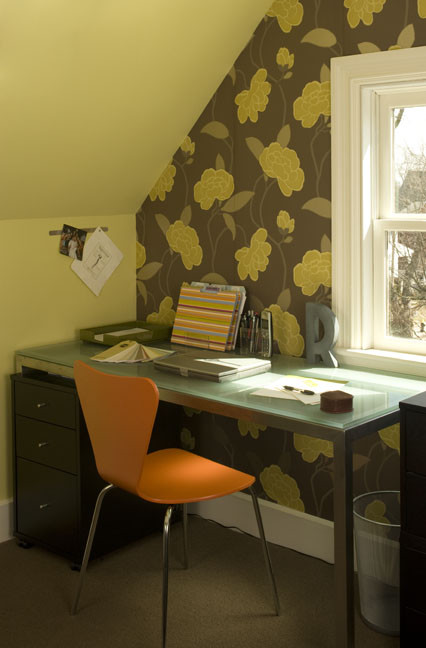Идея дизайна: кабинет в стиле модернизм с зелеными стенами, ковровым покрытием и отдельно стоящим рабочим столом без камина