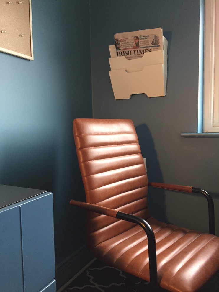 Immagine di un piccolo ufficio minimal con pareti blu, pavimento in laminato, scrivania autoportante e pavimento giallo