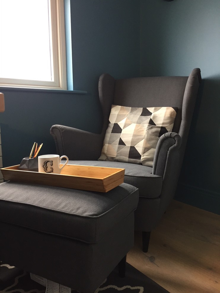 Foto di un piccolo ufficio minimal con pareti blu, pavimento in laminato, scrivania autoportante e pavimento giallo