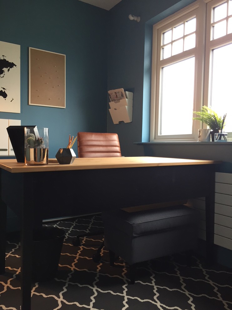 Kleines Modernes Arbeitszimmer mit Arbeitsplatz, blauer Wandfarbe, Laminat, freistehendem Schreibtisch und gelbem Boden in Sonstige