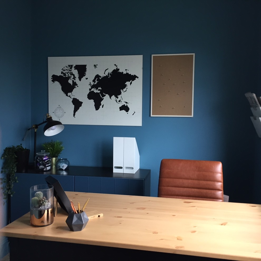 Inspiration pour un petit bureau design avec un mur bleu, sol en stratifié, un bureau indépendant et un sol jaune.