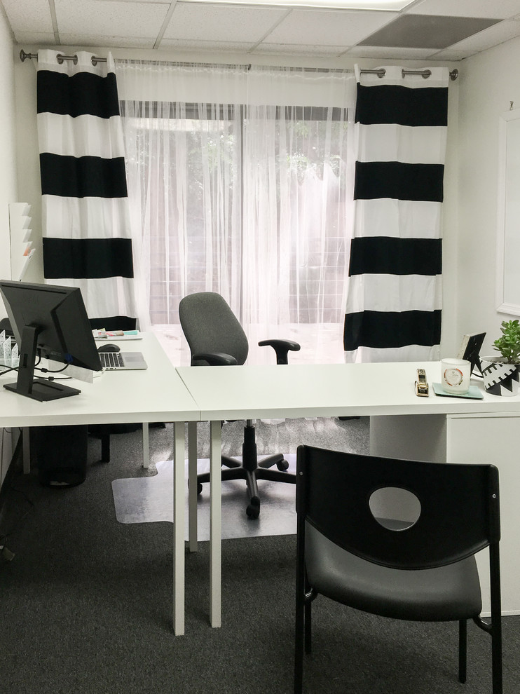 Foto de despacho contemporáneo pequeño sin chimenea con paredes blancas, moqueta y escritorio independiente