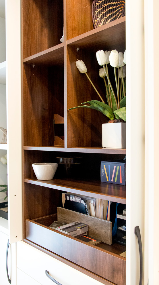 Inspiration för mellanstora moderna hemmastudior, med vita väggar, ljust trägolv och ett inbyggt skrivbord