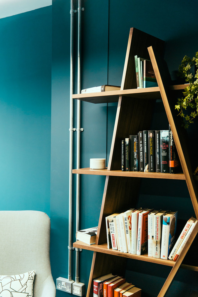 Idéer för ett mellanstort modernt hemmabibliotek, med blå väggar, heltäckningsmatta och ett fristående skrivbord