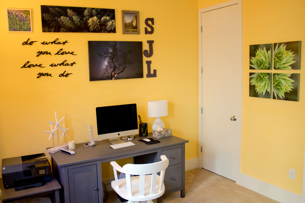 Diseño de despacho contemporáneo pequeño sin chimenea con paredes amarillas, moqueta y escritorio independiente