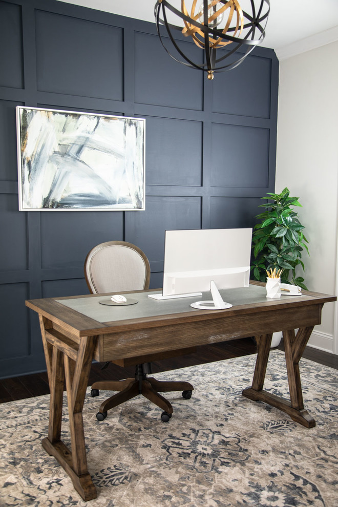 Diseño de despacho moderno de tamaño medio con paredes blancas, suelo de madera oscura, escritorio independiente y suelo marrón