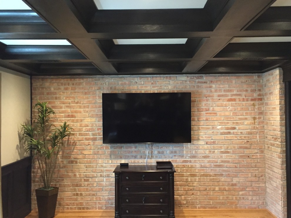 Mittelgroßes Klassisches Arbeitszimmer mit Arbeitsplatz, beiger Wandfarbe, braunem Holzboden, freistehendem Schreibtisch und braunem Boden in Chicago