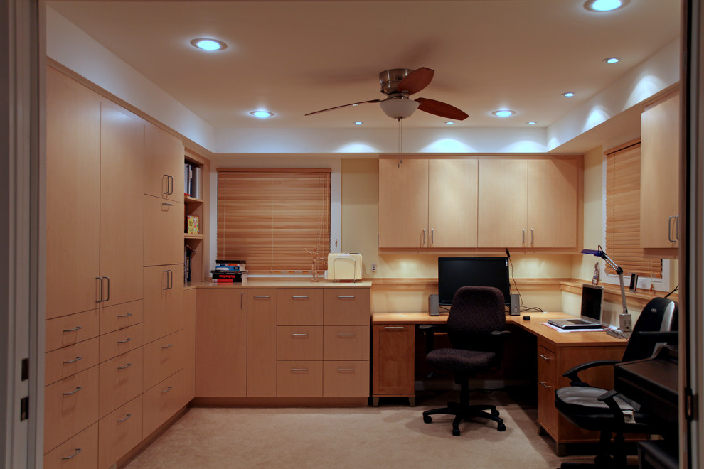 Ejemplo de despacho minimalista con paredes blancas, moqueta y escritorio empotrado