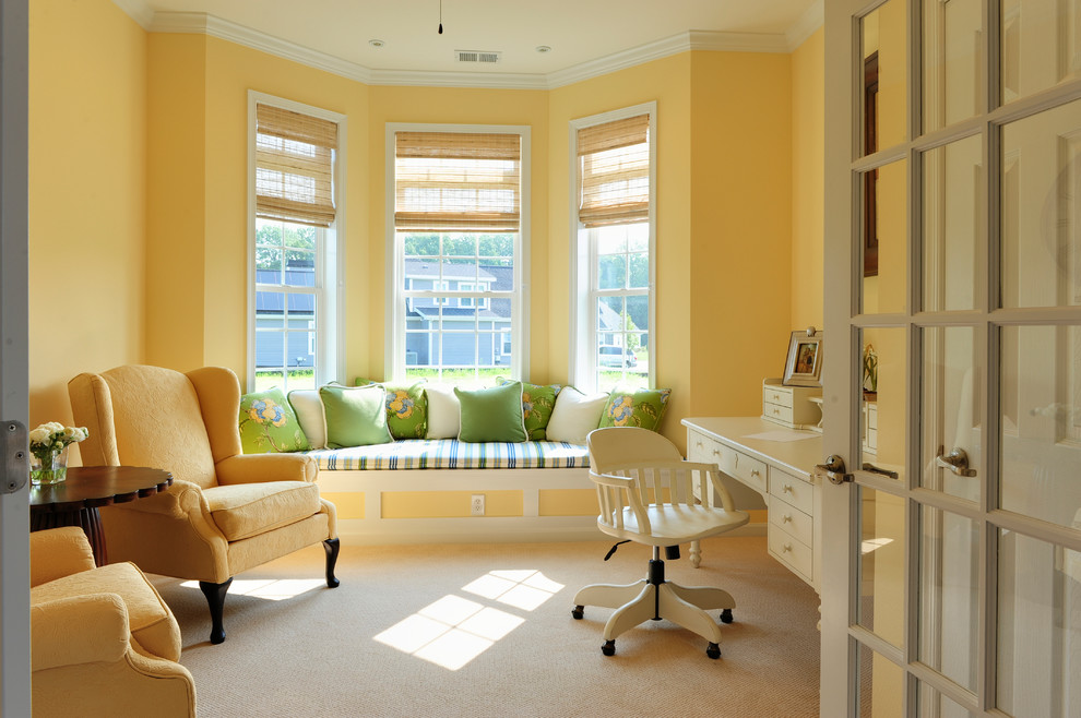 Пример оригинального дизайна: кабинет в классическом стиле с желтыми стенами, ковровым покрытием и отдельно стоящим рабочим столом