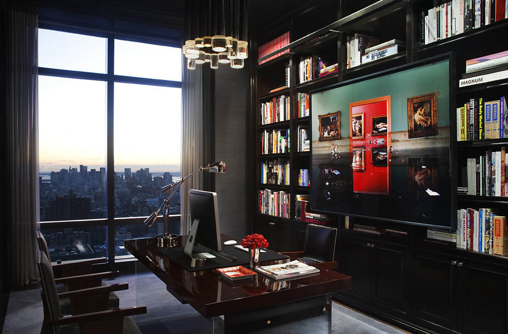 ニューヨークにあるコンテンポラリースタイルのおしゃれなホームオフィス・書斎 (グレーの壁、自立型机) の写真