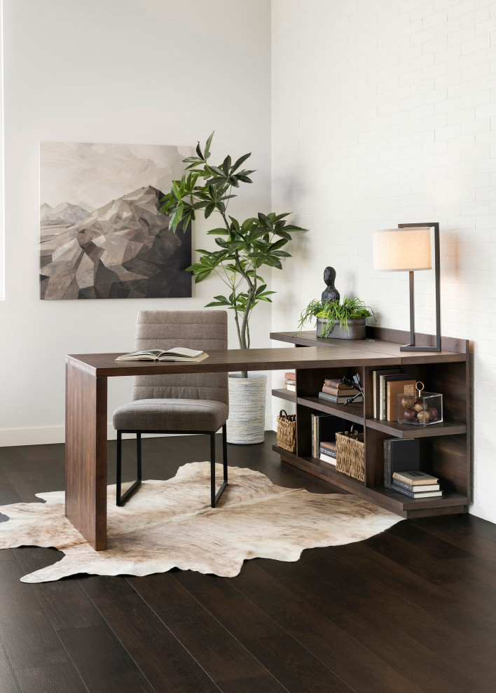 Foto de despacho tradicional renovado de tamaño medio con paredes blancas, suelo de madera oscura, escritorio independiente y suelo marrón