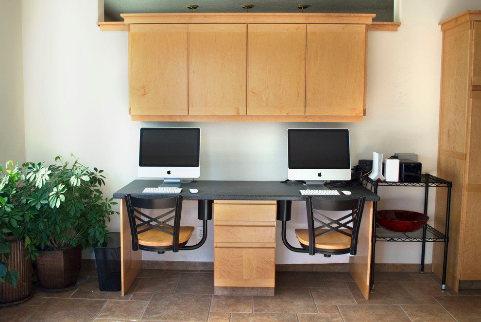 Ejemplo de despacho minimalista extra grande con paredes blancas, suelo de baldosas de cerámica y escritorio empotrado