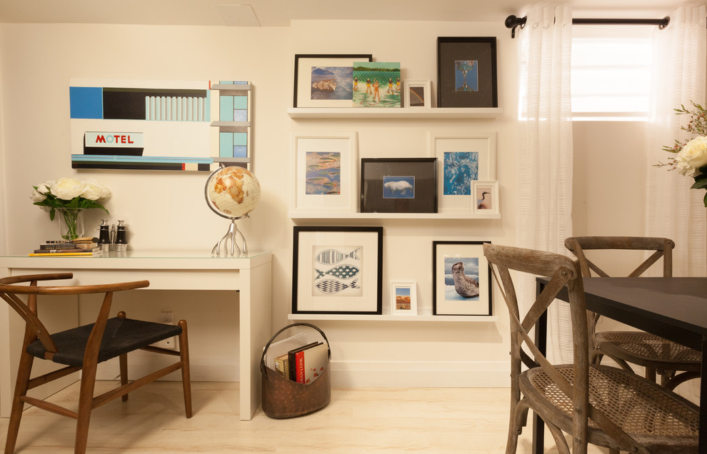 Idee per uno studio chic con pareti bianche, parquet chiaro e scrivania autoportante
