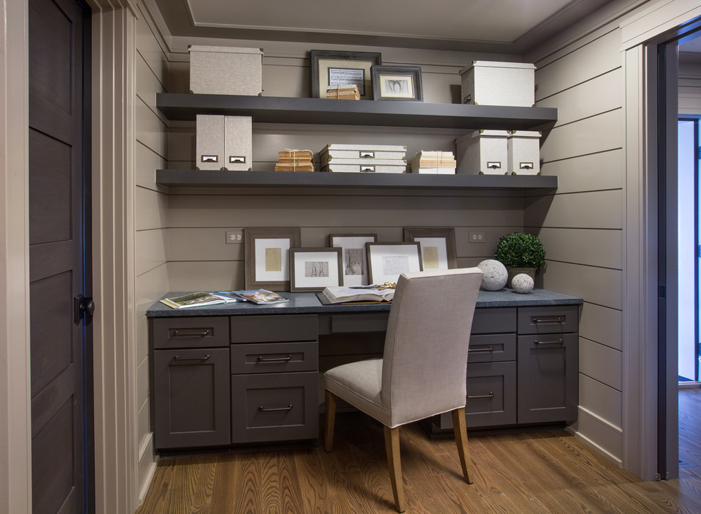 Imagen de despacho campestre de tamaño medio con paredes marrones