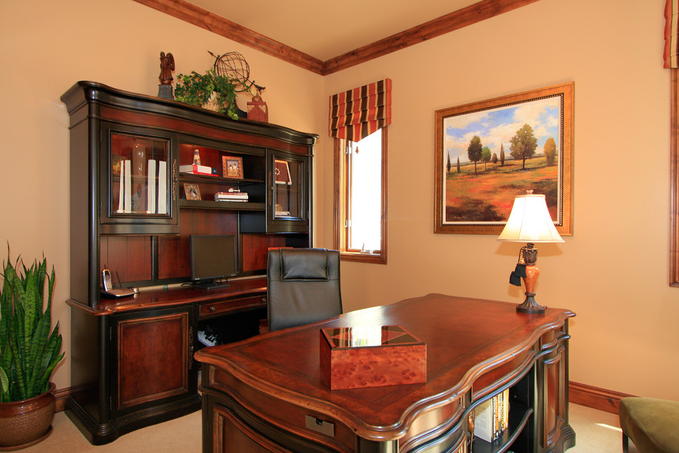 Modelo de despacho clásico de tamaño medio con paredes beige, moqueta y escritorio independiente