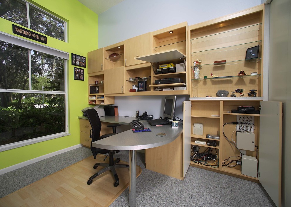 Inspiration pour un bureau traditionnel de taille moyenne avec un mur multicolore, moquette et un bureau intégré.