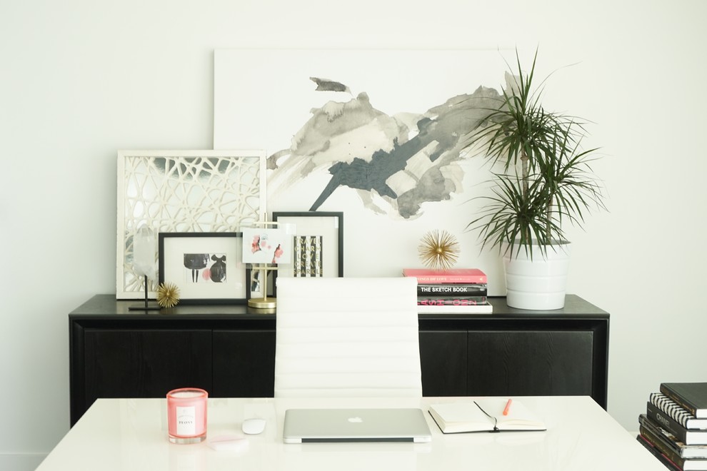 Cette photo montre un petit bureau tendance de type studio avec un mur blanc, parquet foncé et un bureau indépendant.