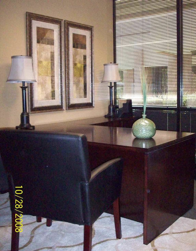 Großes Modernes Arbeitszimmer mit Arbeitsplatz, beiger Wandfarbe, Teppichboden und freistehendem Schreibtisch in Phoenix