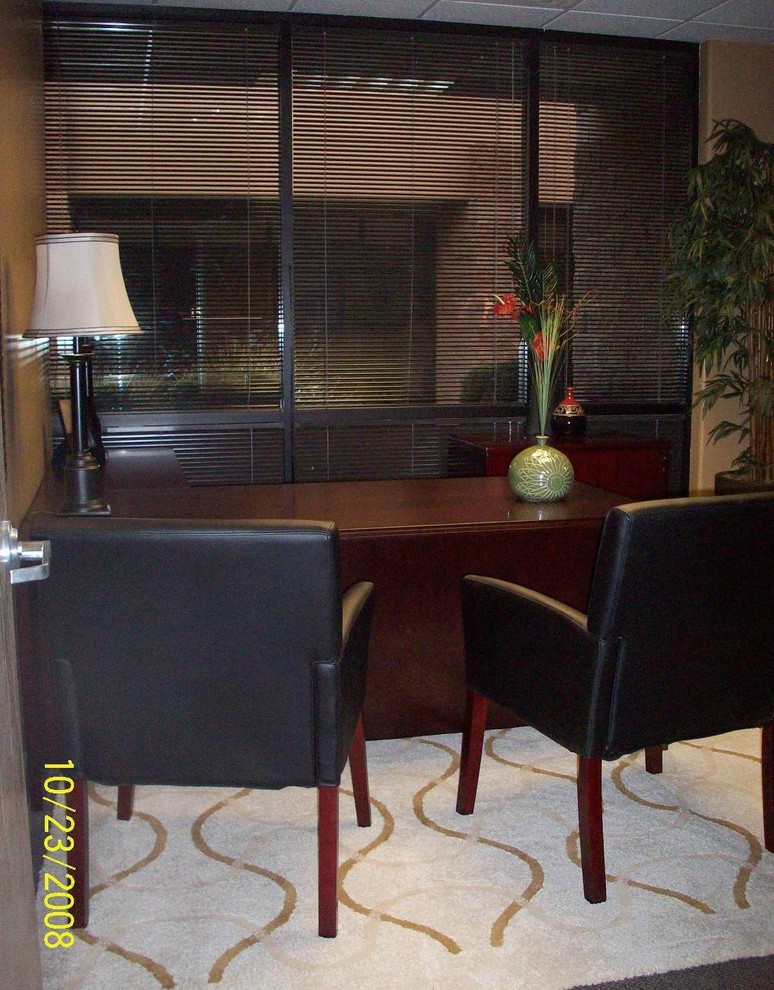 Immagine di un grande ufficio design con pareti beige, moquette e scrivania autoportante