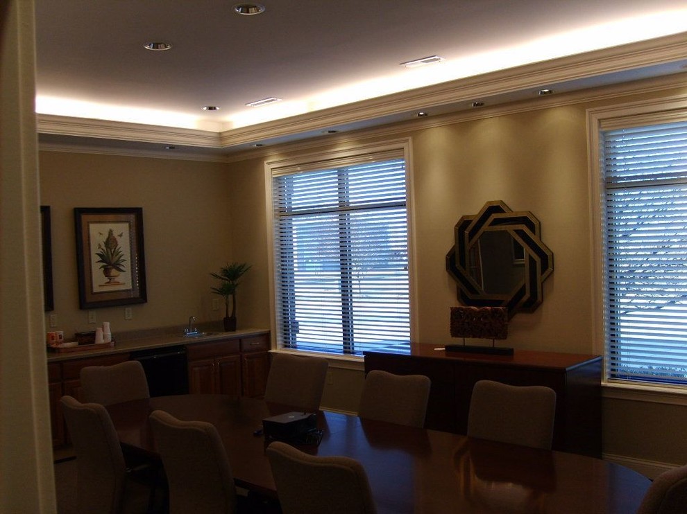 Diseño de despacho clásico de tamaño medio con paredes beige, moqueta y escritorio empotrado