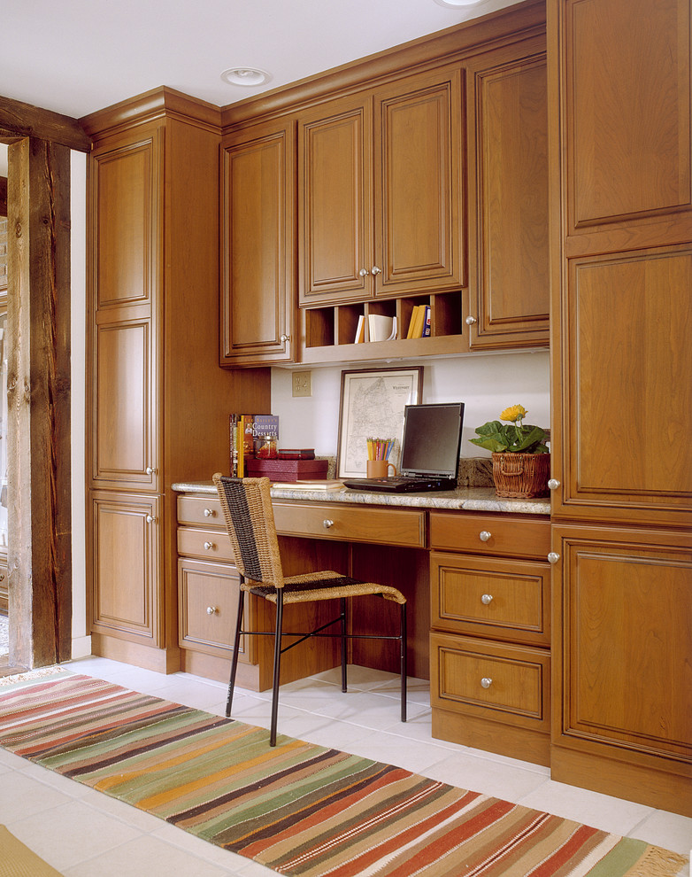 На фото: кабинет среднего размера в классическом стиле с полом из керамической плитки и встроенным рабочим столом с