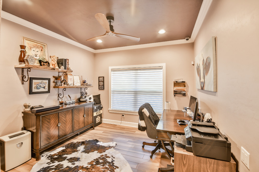 Foto de despacho clásico de tamaño medio sin chimenea con paredes marrones, suelo de baldosas de porcelana, escritorio independiente y suelo marrón