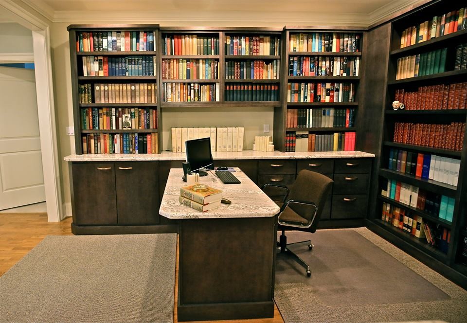 Idéer för mellanstora vintage hemmabibliotek, med beige väggar, ljust trägolv och ett inbyggt skrivbord