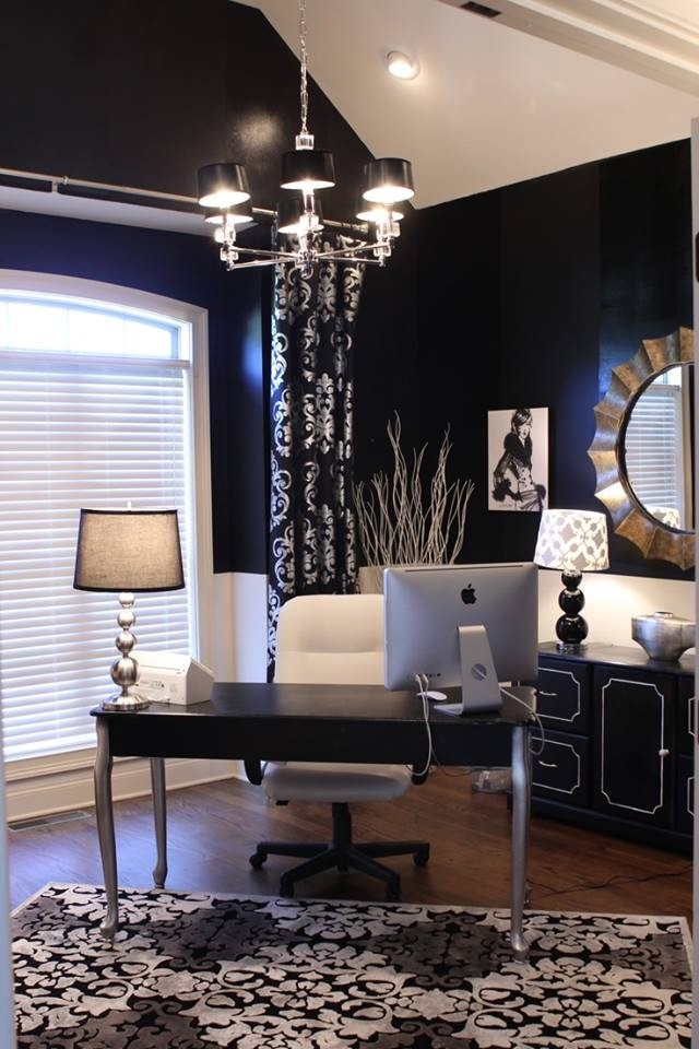 ヒューストンにある低価格の小さなコンテンポラリースタイルのおしゃれなホームオフィス・書斎 (黒い壁、無垢フローリング、自立型机) の写真