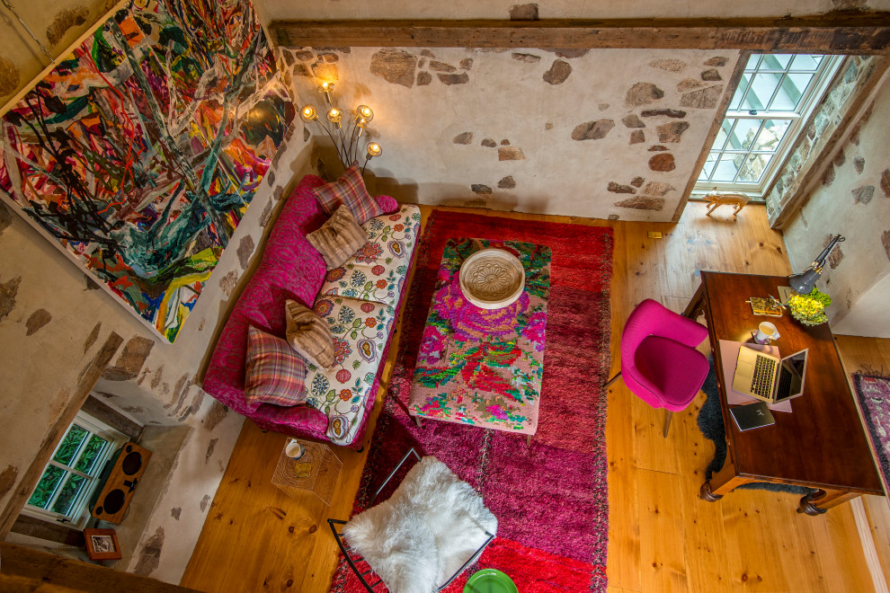 Bild på ett mellanstort shabby chic-inspirerat hemmastudio, med beige väggar, mellanmörkt trägolv, ett fristående skrivbord och brunt golv