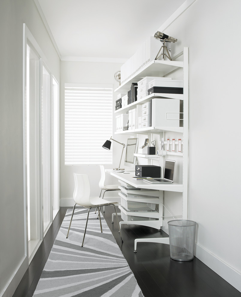 Ispirazione per un grande ufficio minimalista con pareti bianche e parquet scuro