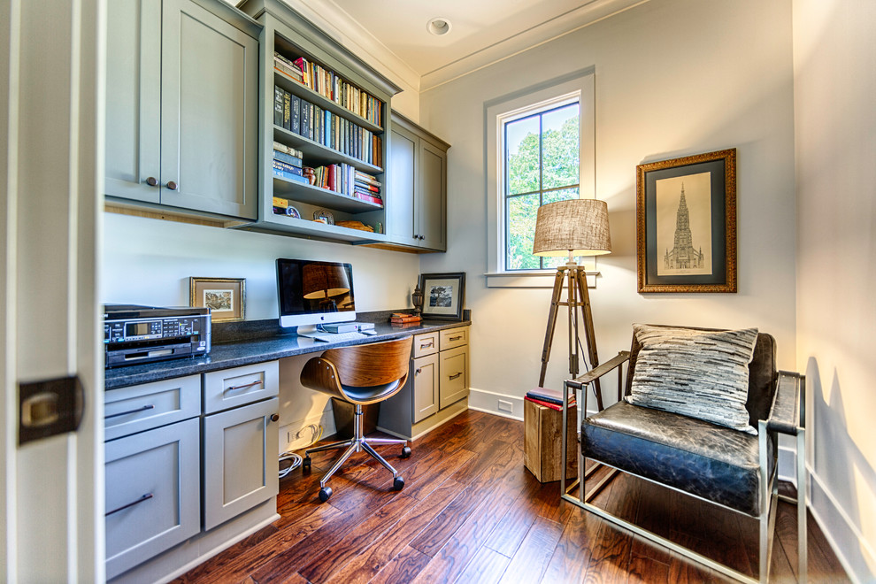 Ejemplo de despacho rústico pequeño con paredes blancas, suelo de madera en tonos medios y escritorio empotrado