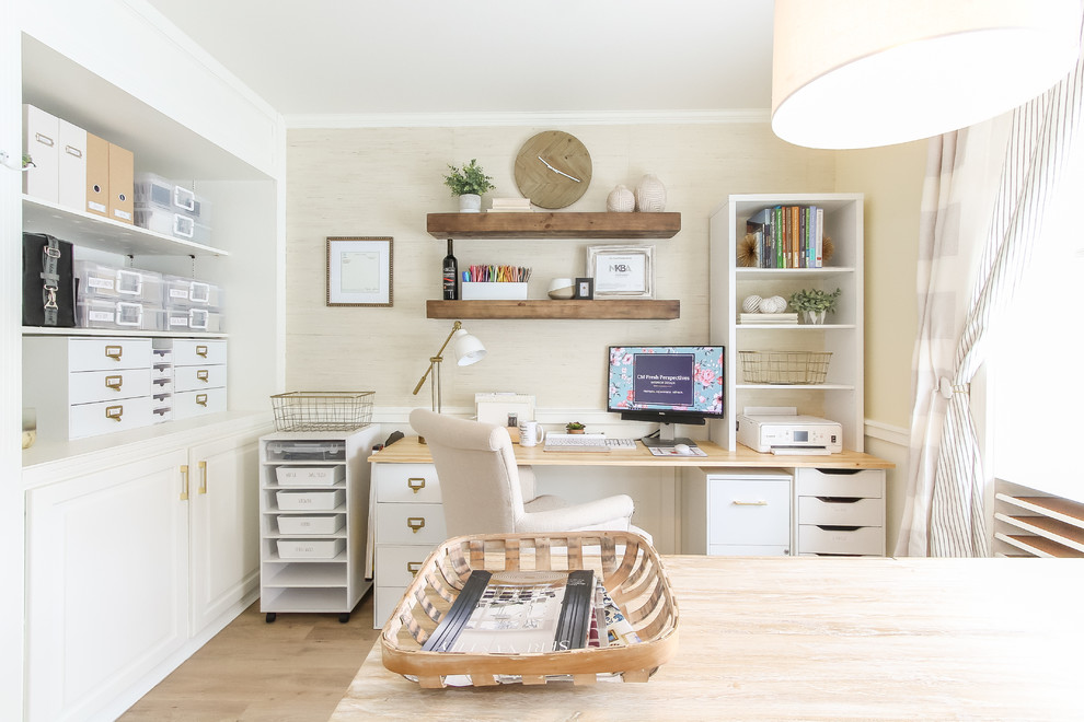 Ispirazione per un piccolo studio stile marinaro con pavimento in vinile e scrivania autoportante