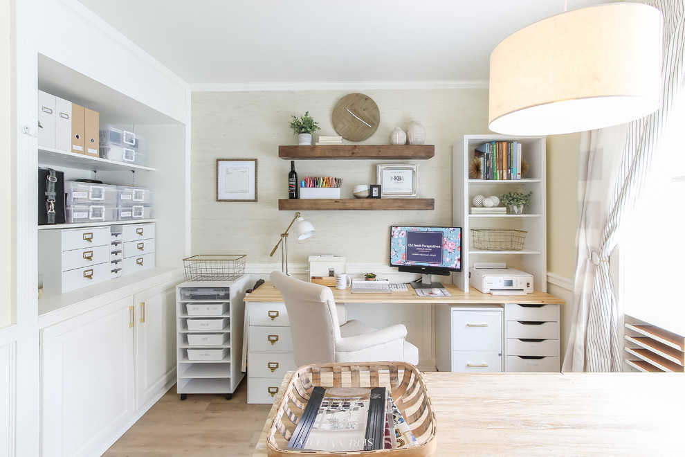 Ejemplo de despacho costero sin chimenea con suelo vinílico, escritorio independiente, paredes beige y suelo beige