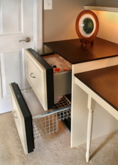 Modelo de despacho clásico de tamaño medio sin chimenea con paredes beige, moqueta y escritorio empotrado
