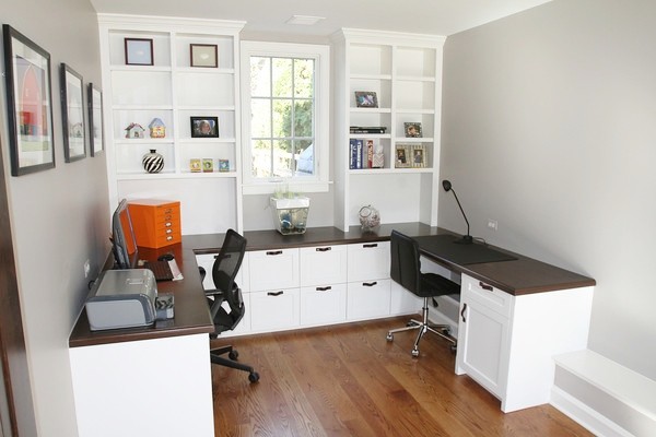 Aménagement d'un bureau classique de taille moyenne avec un bureau intégré.