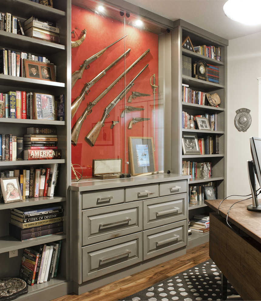 Idéer för att renovera ett mellanstort vintage hemmabibliotek, med beige väggar, mörkt trägolv och ett fristående skrivbord