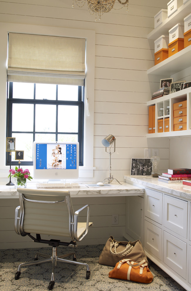 Diseño de sala de manualidades clásica de tamaño medio con paredes blancas, moqueta, escritorio empotrado y suelo beige