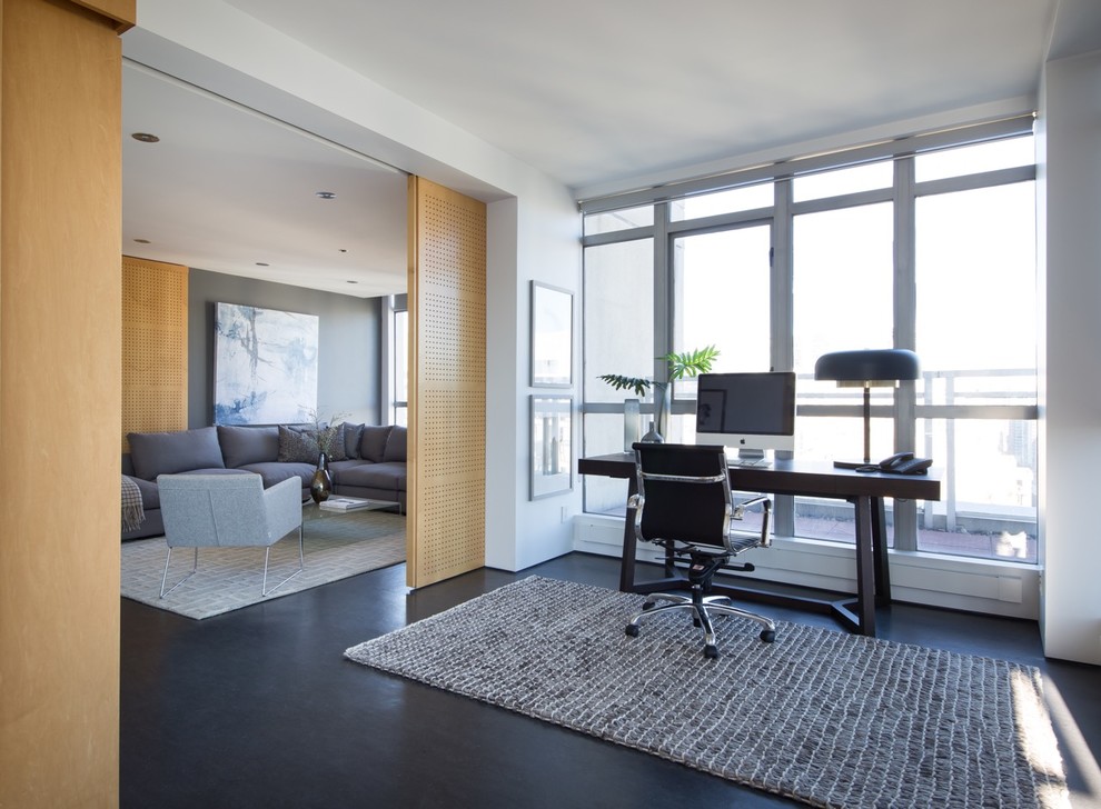 Ejemplo de despacho contemporáneo sin chimenea con paredes blancas, escritorio independiente y suelo negro