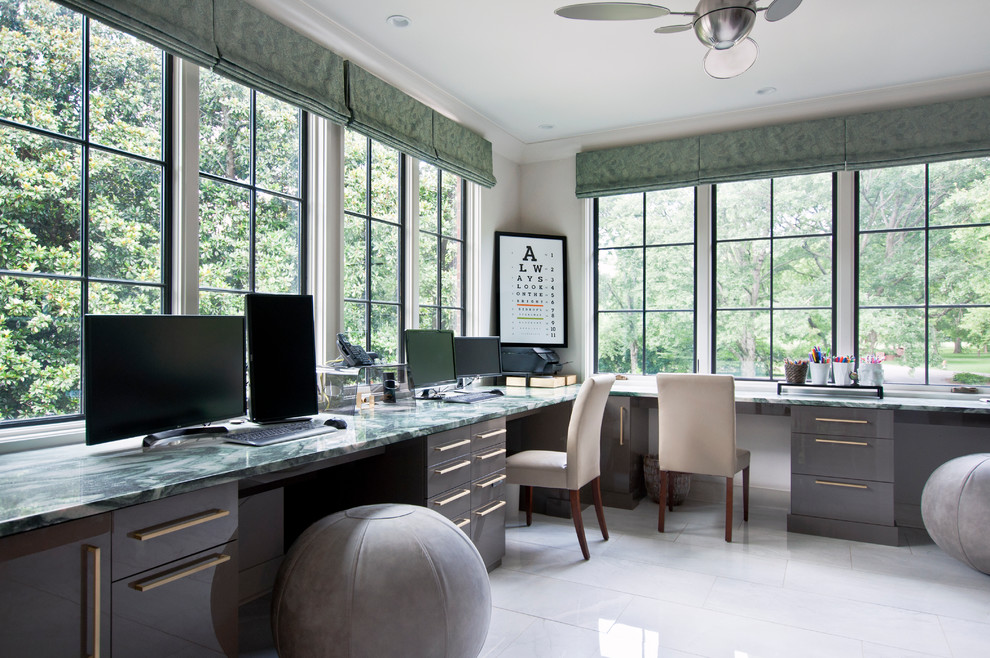 Идея дизайна: кабинет в стиле неоклассика (современная классика) с серыми стенами, встроенным рабочим столом и белым полом