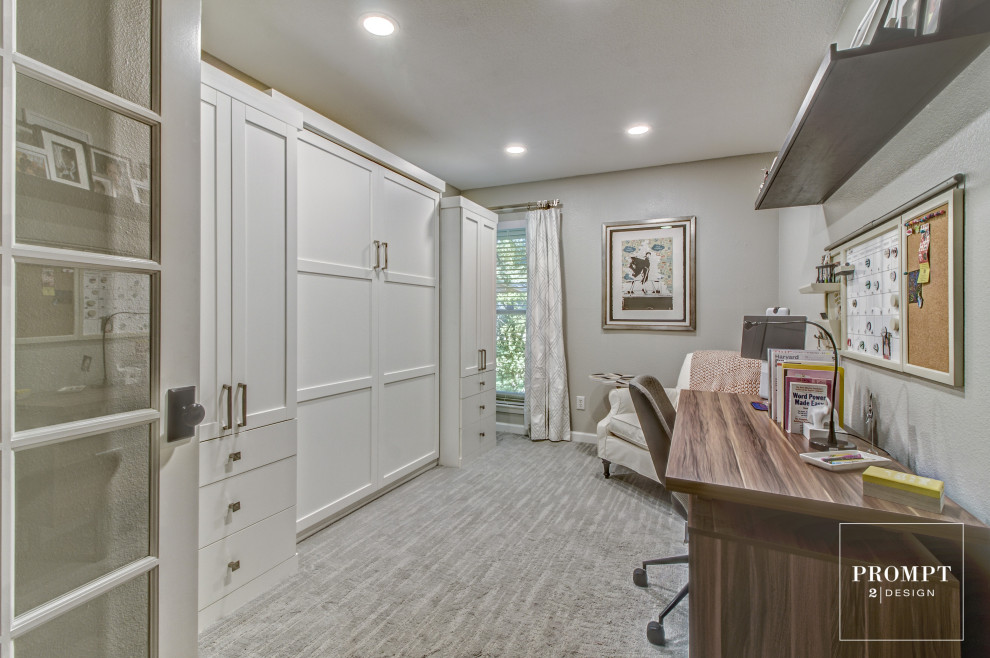 Imagen de despacho tradicional renovado de tamaño medio sin chimenea con paredes grises, moqueta, escritorio independiente y suelo gris