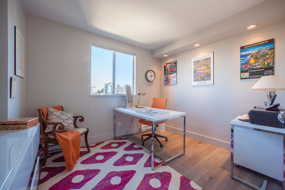 Mittelgroßes Shabby-Look Arbeitszimmer mit beiger Wandfarbe, braunem Holzboden und freistehendem Schreibtisch in Vancouver