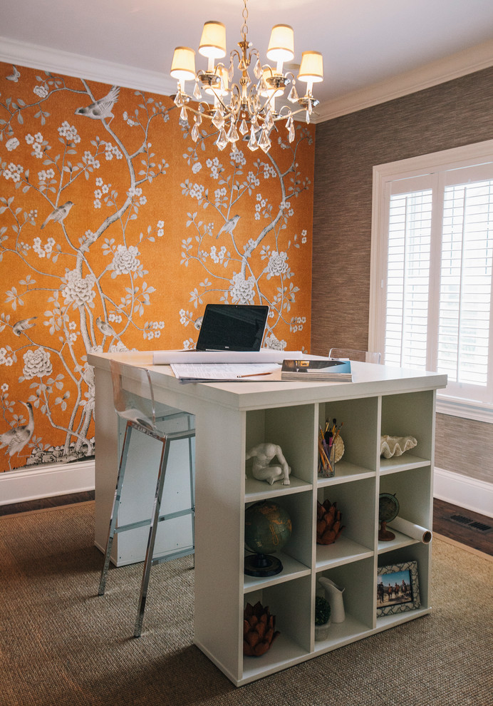 Aménagement d'un bureau classique avec un mur orange et un bureau indépendant.