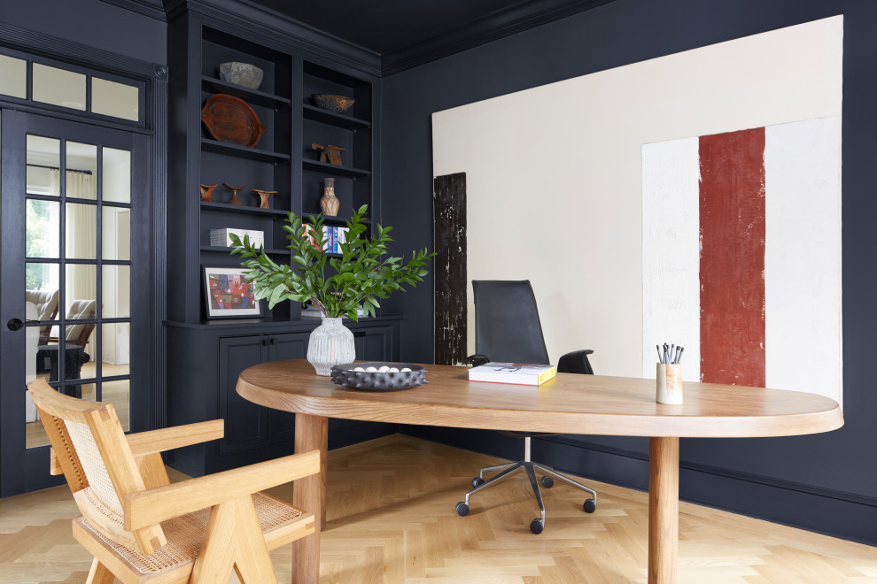 Источник вдохновения для домашнего уюта: кабинет в скандинавском стиле с синими стенами, светлым паркетным полом, отдельно стоящим рабочим столом и бежевым полом