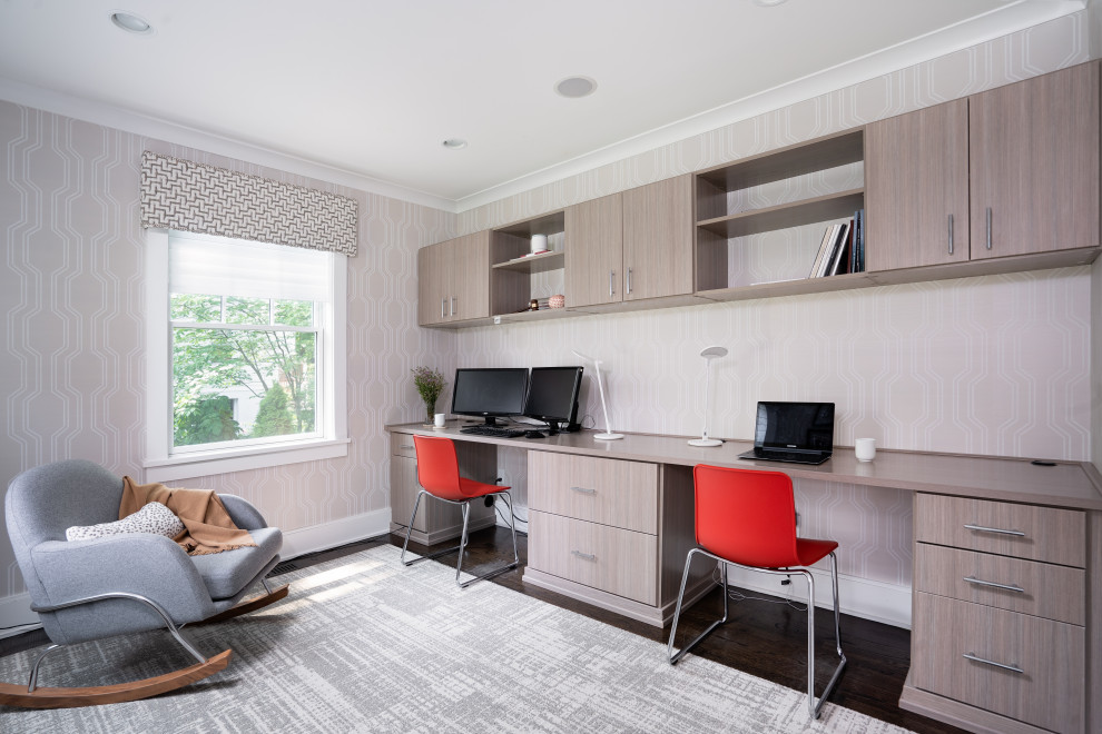Идея дизайна: кабинет в современном стиле с встроенным рабочим столом, серыми стенами, темным паркетным полом, коричневым полом и обоями на стенах