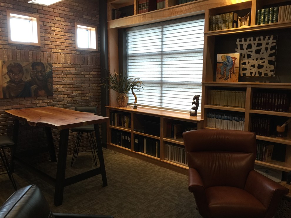 Diseño de despacho tradicional de tamaño medio sin chimenea con biblioteca, paredes marrones, moqueta y suelo marrón
