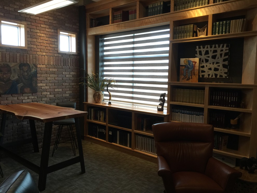 Cette photo montre un grand bureau moderne avec un mur gris, moquette, un bureau indépendant, aucune cheminée et une bibliothèque ou un coin lecture.